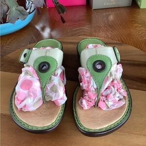 SOFFT LADIES SZ 8 THONG SANDALS GREEN & CREAM